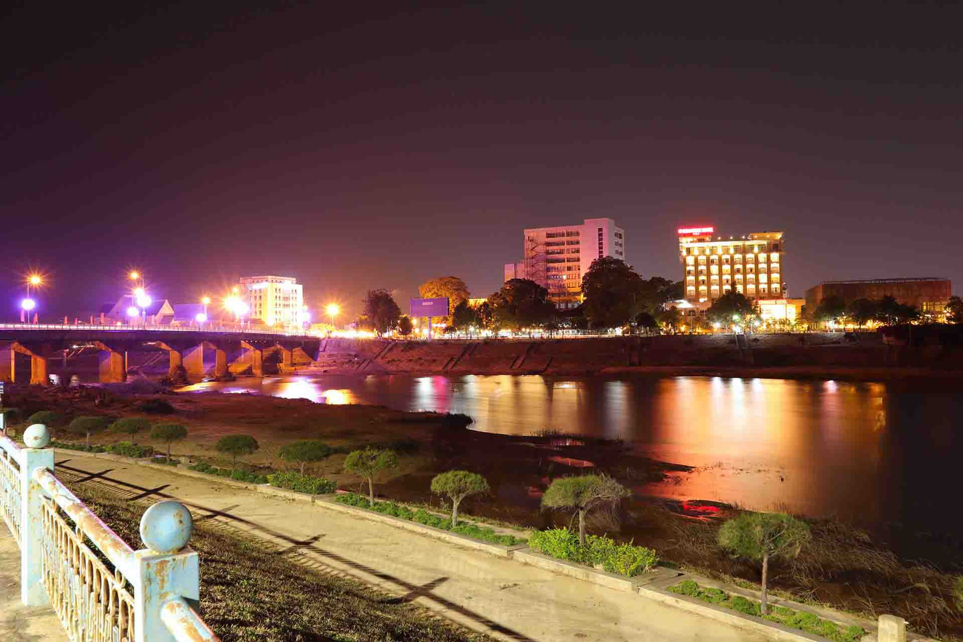 Đêm phố núi Kon Tum 04/2021 - Toàn cảnh bờ sông Đăk Bla thành phố Kon Tum, tỉnh Kon Tum về đêm 