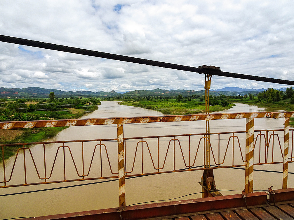 Trên cầu nhìn xuống sông Đắk Bla
