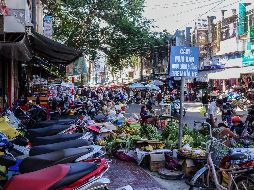 Một góc chợ Kon Tum trên đường Hoàng Văn Thụ