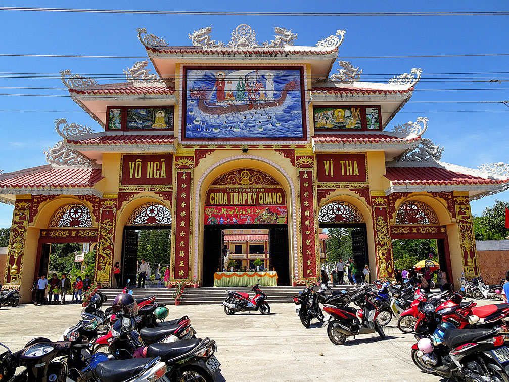 Chùa Tháp Kỳ Quang, địa chỉ xã Đắkma, huyện Đắk Hà, tỉnh Kontum.