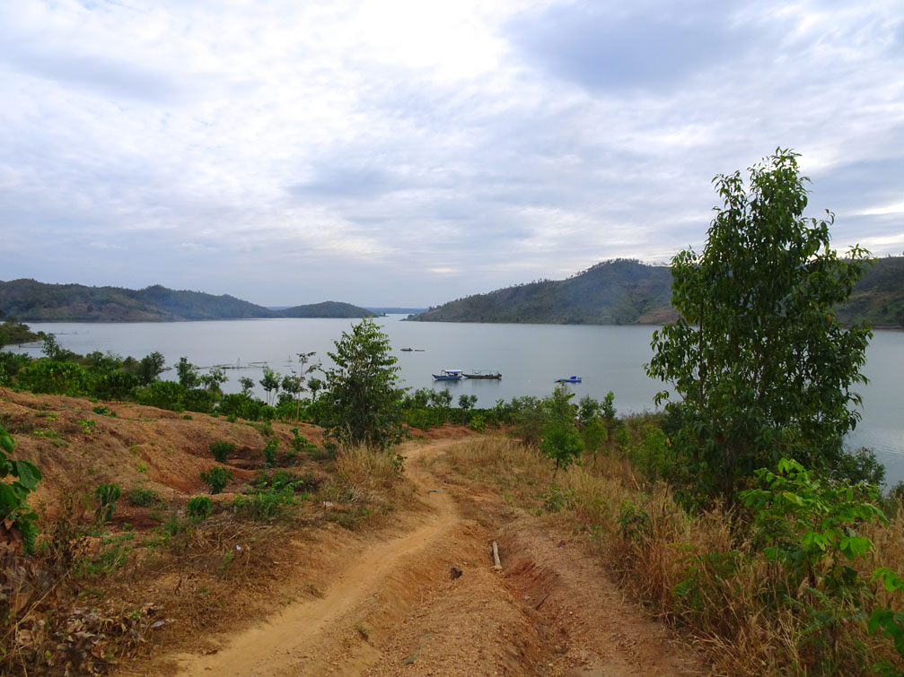 Đường đi lòng hồ thủy điện Yaly Kon Tum Việt Nam