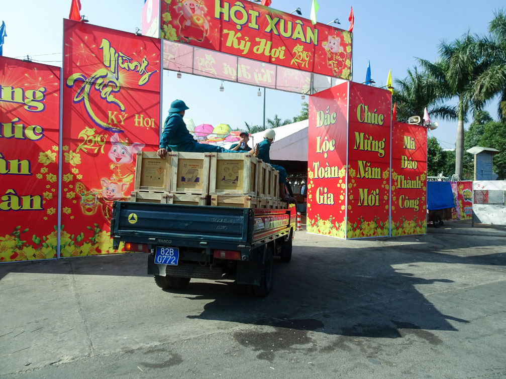 Xe chỏ pháo hoa hội chợ Kon Tum