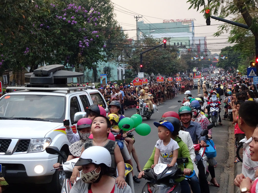 Xe phá sóng tín hiệu trong lễ hội Tây nguyên Việt Nam
