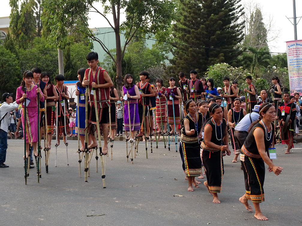 Đi kà kheo trong lễ hội dân gian Kon Tum tây nguyên