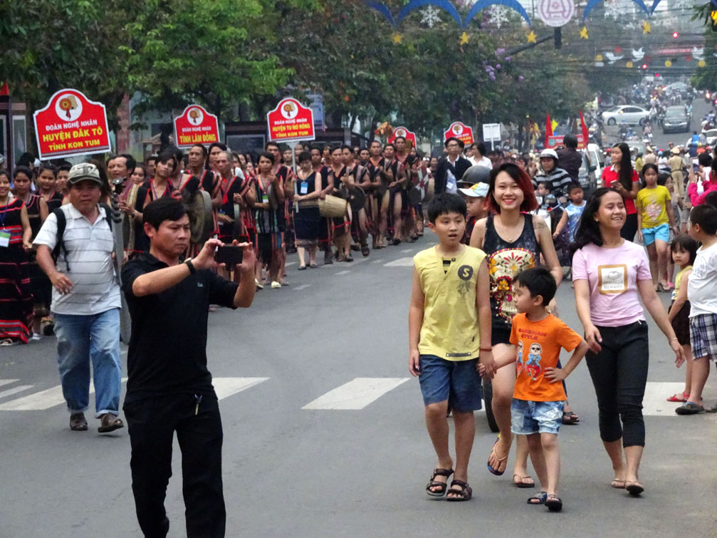 Photos of street festival in Kon Tum Vietnam, thiếu nhi, thiếu niên, trẻ em