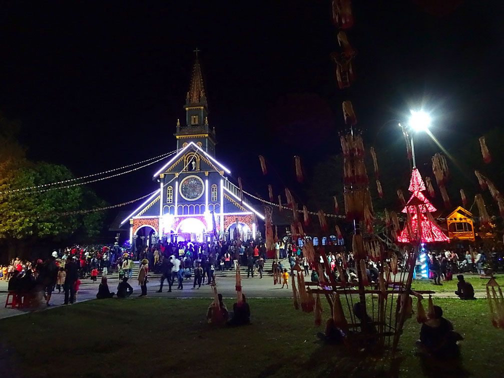 Trang trí đón lễ giáng sinh noel nhà thờ Gỗ Kon Tum