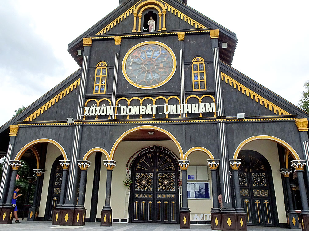 Hình ảnh kiến trúc nhà thờ Gỗ Kon Tum