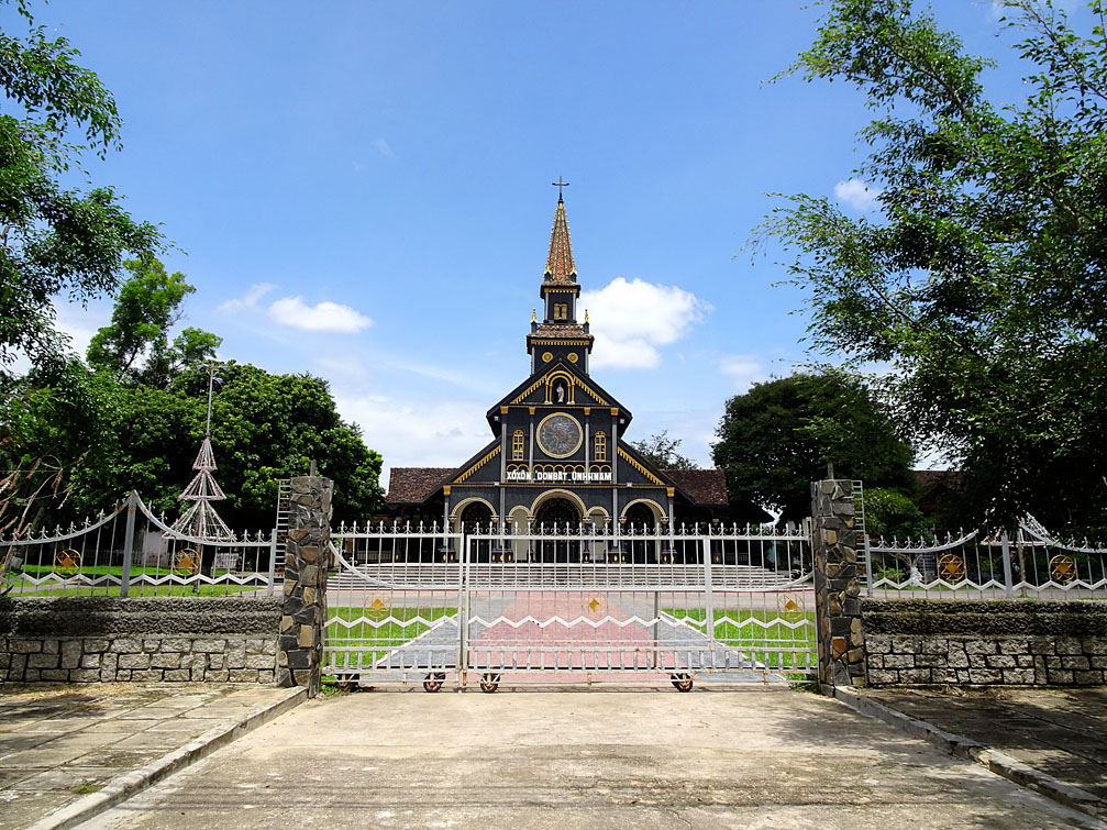 Địa chỉ Nhà thờ Gỗ nằm trên đường Nguyễn Huệ tp Kon Tum tỉnh Kon Tum