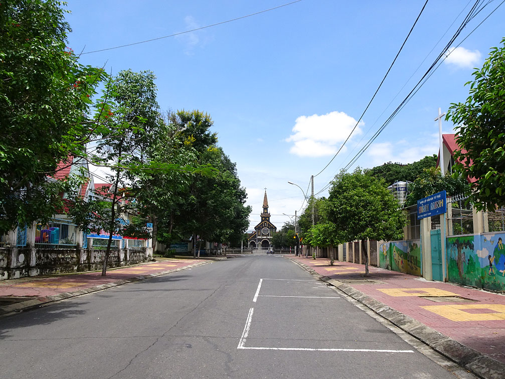 Nhà thờ gỗ nhìn từ đường Lý Tự Trọng thành phố Kon Tum