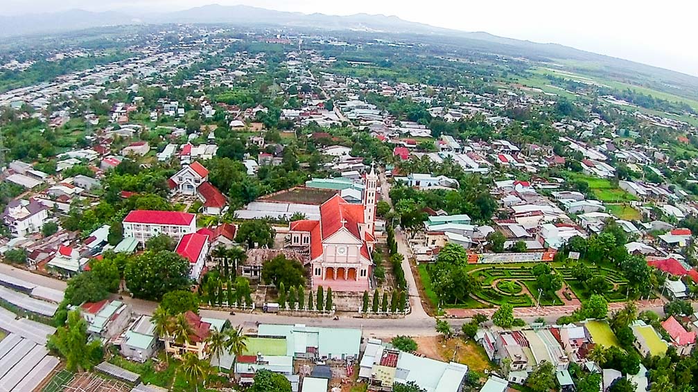 Hình ảnh nhà thờ giáo xứ Phương Hòa, thành phố Kon Tum nhìn trên cao