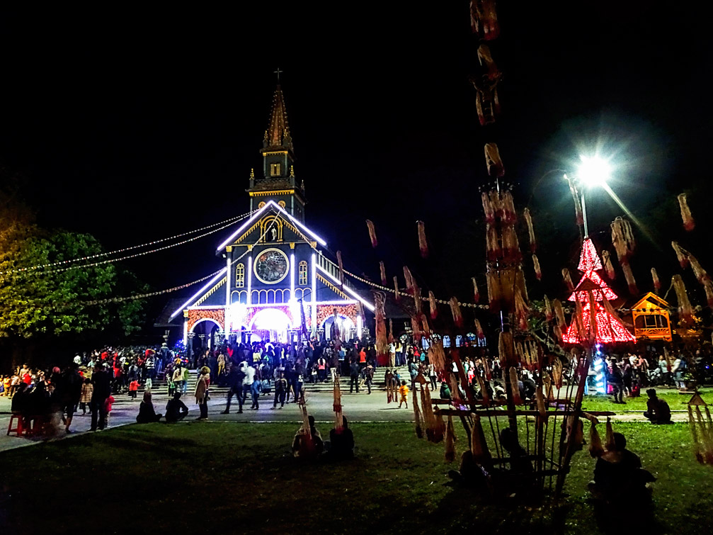Đón lễ Noel nhà thờ gỗ Kontum Việt Nam