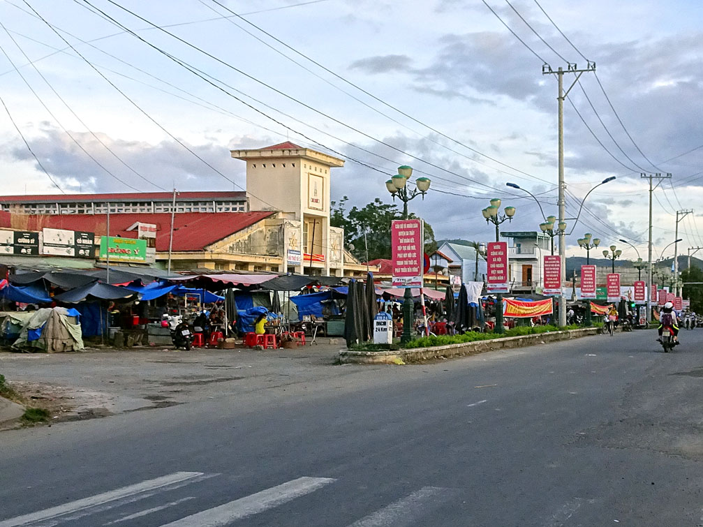 Chợ thị trấn Sa Thầy tỉnh Kontum