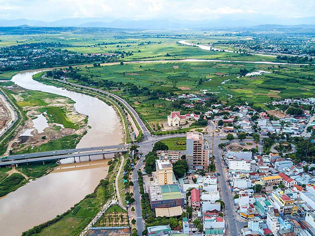 Toàn cảnh thành phố Kontum nhìn trên cao cầu sông Đak Bla, bảo tàng các dân tộc, ngân hàng, hotel khách sạn