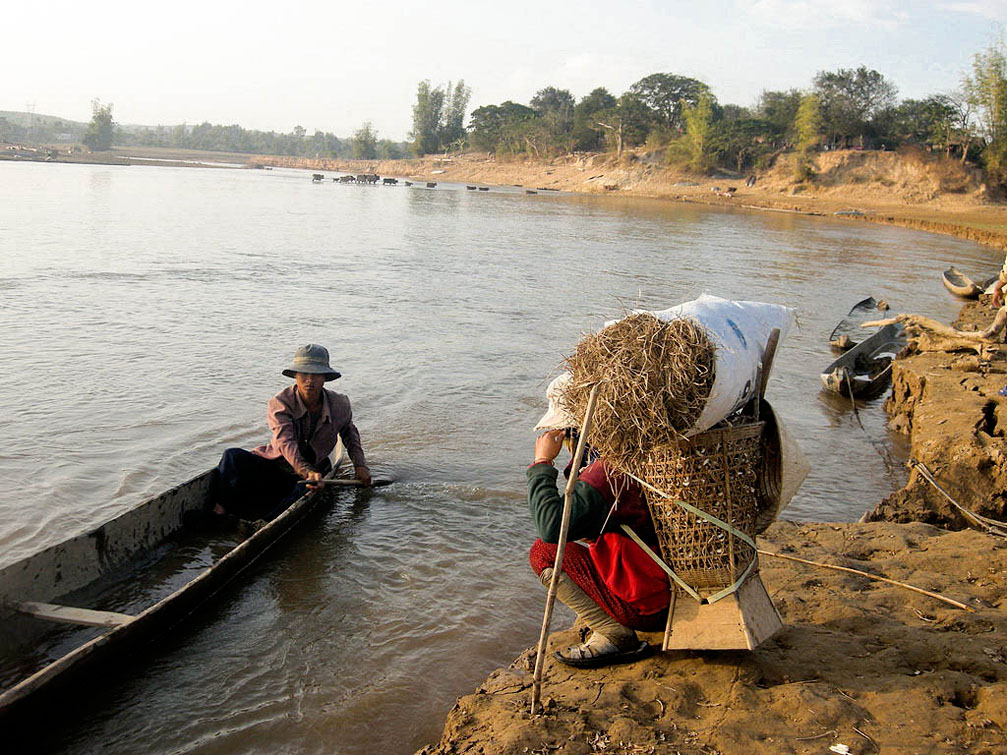 Cảnh thanh bình trên dòng sông vào mùa khô với chiếc thuyền Độc Mộc sông Đắk Bla