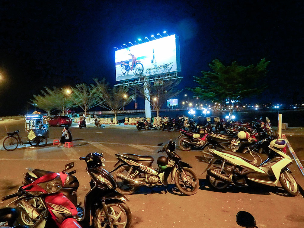Hình ảnh Đêm với những ánh điện chiếu sáng đô thị bên cầu Đắk Bla Kon Tum