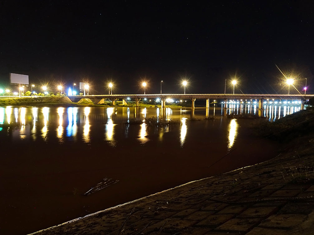 Cầu Đắk Bla qua sông đêm về rực sáng ánh điện đèn