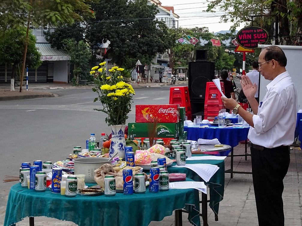 Cúng Tất Niên cuối năm tết 2017, đường Trần Phú tp Kon Tum tỉnh Kon Tum