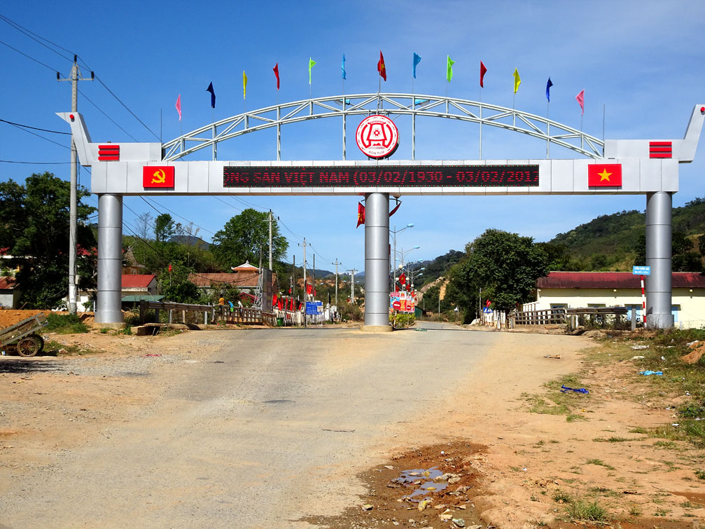Cổng chào huyện Tu Mơ Rông