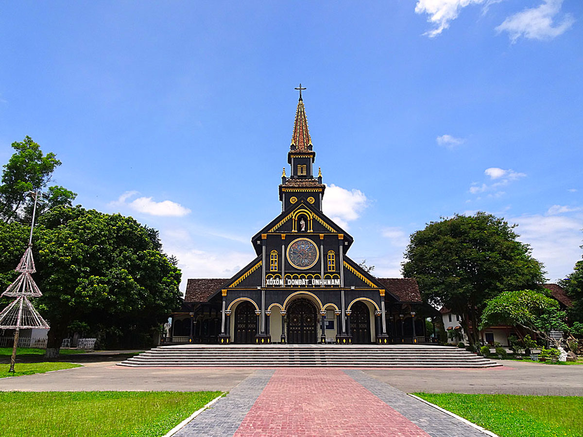 Nhà thờ gỗ Kon Tum (Nhà thờ chính tòa Kon Tum) địa chỉ: Đường Nguyễn Huệ thành phố Kon Tum, tỉnh Kon Tum