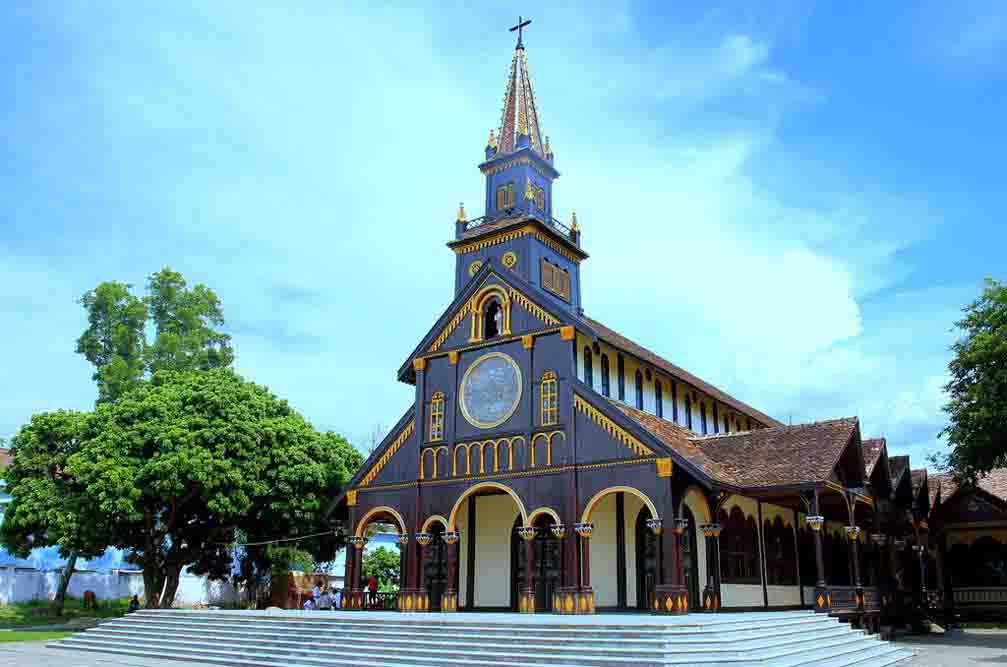  Nhà thờ gỗ Kon Tum