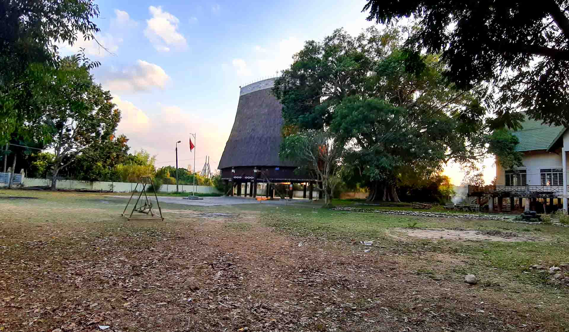 Nhà rông Kon Klor (Điểm du lịch Tp Kon Tum)