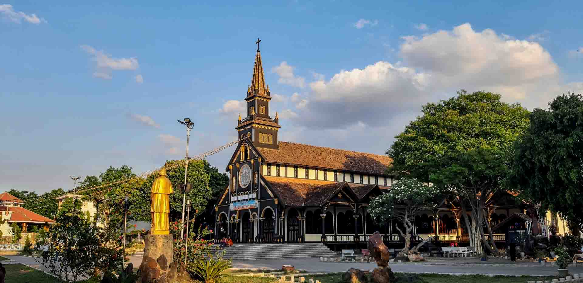 Nhà thờ gỗ Kon Tum (Điểm du lịch Tp Kon Tum)