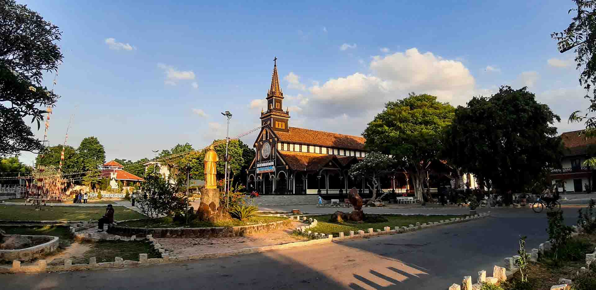 Nhà thờ gỗ Kon Tum (Điểm du lịch Tp Kon Tum)