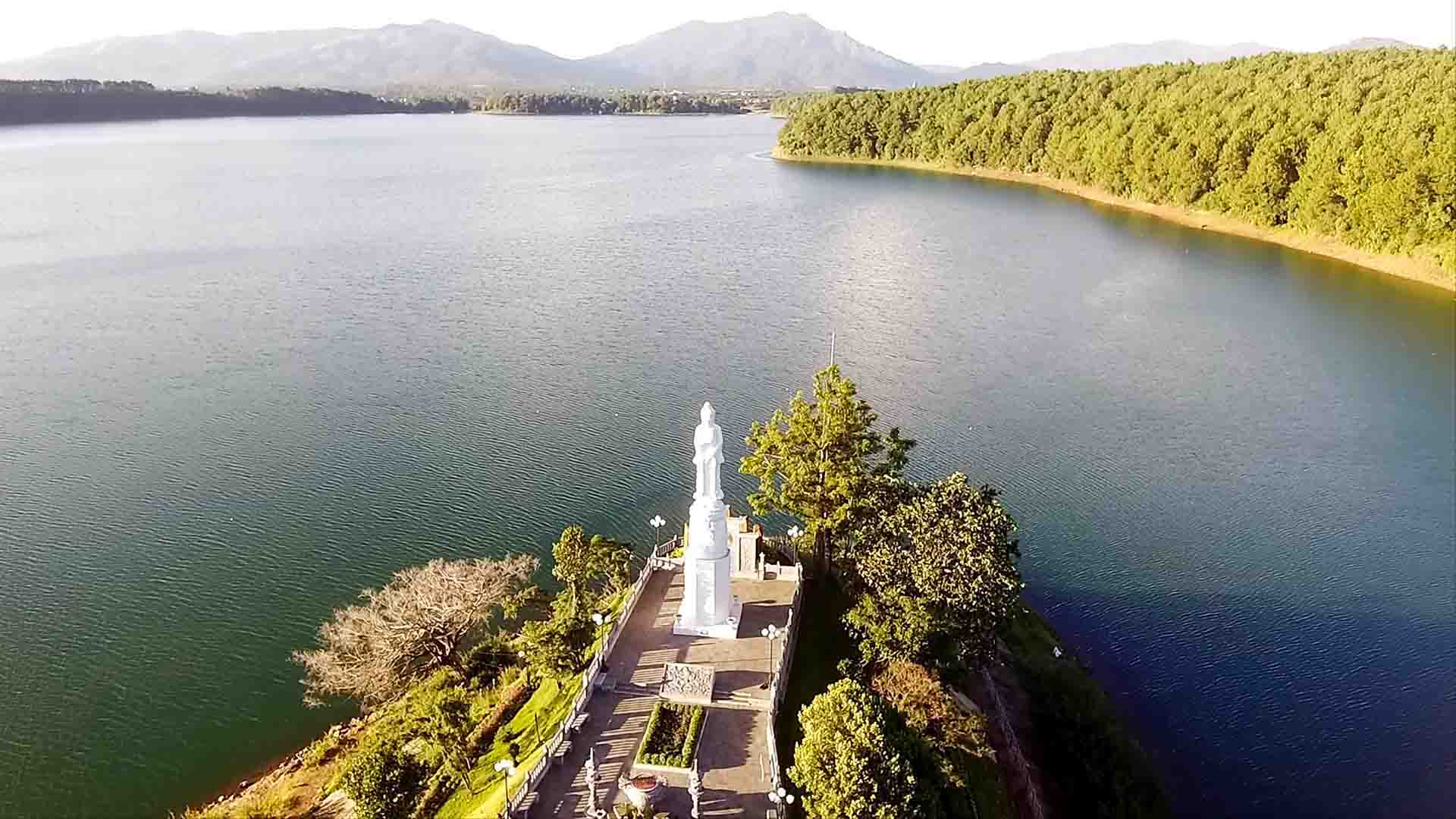 Cảnh đẹp biển hồ Pleiku tại Gia Lai nhìn trên cao Flycam - Tượng Phật biển Hồ Pleiku 