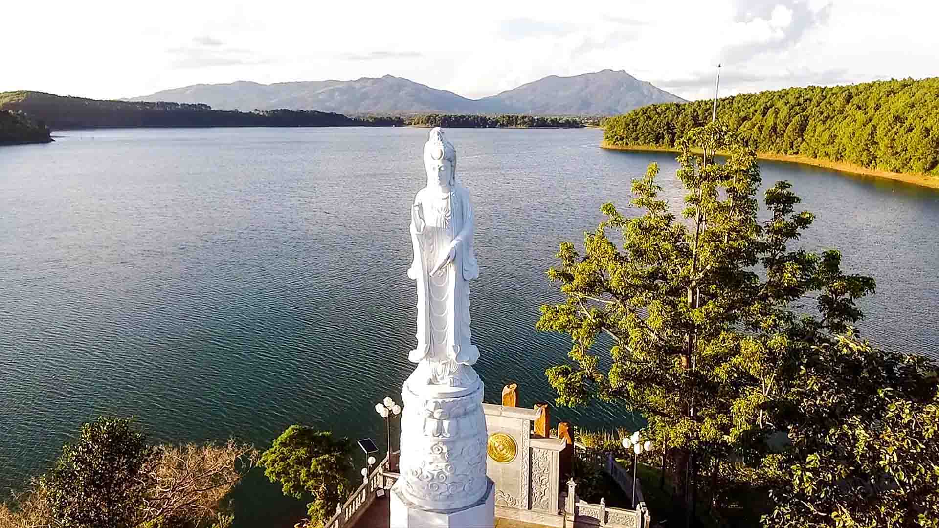 Cảnh đẹp biển hồ Pleiku tại Gia Lai nhìn trên cao Flycam - Tượng Phật biển Hồ Pleiku 