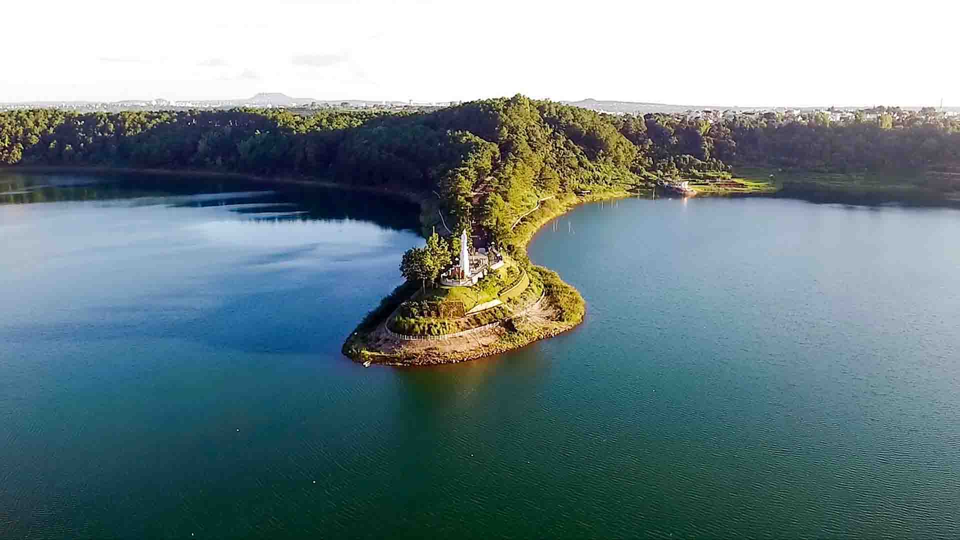 Cảnh đẹp biển hồ Pleiku tại Gia Lai nhìn trên cao Flycam