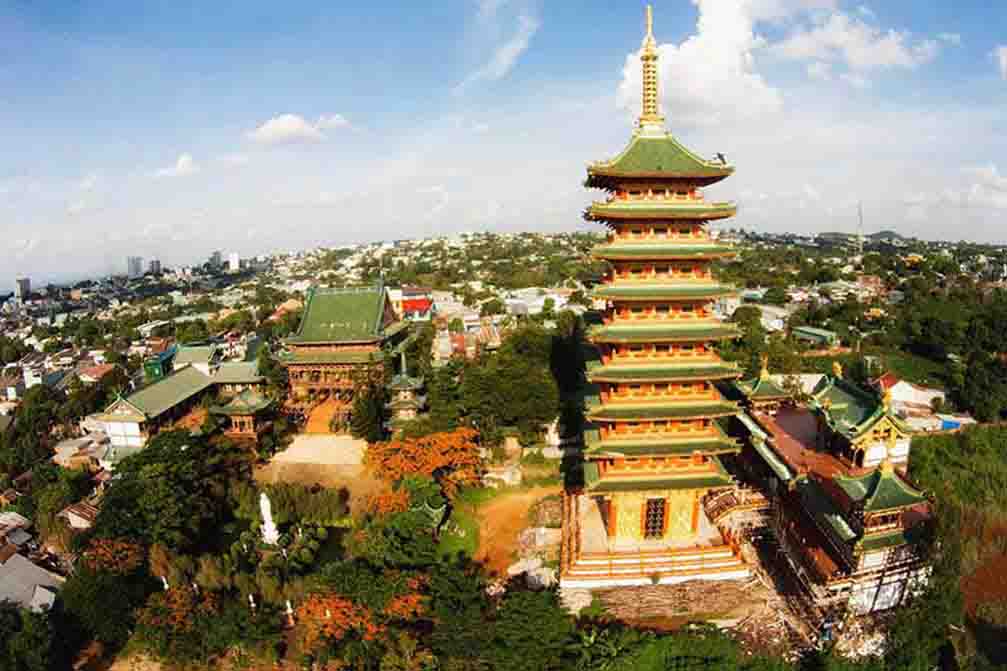 Hình ảnh đẹp Tp Pleiku Gia Lai nhìn trên cao -  Chùa Minh Thành tại Tp Pleiku