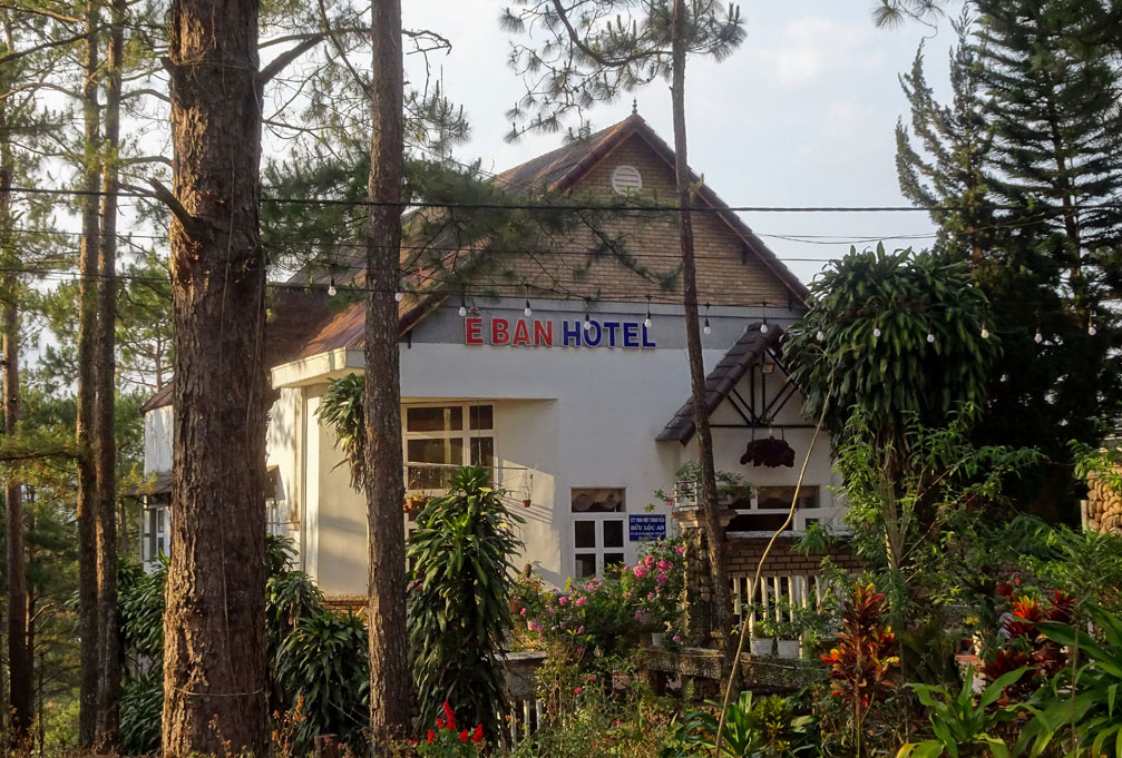 Khách sạn Ê Ban | Ê Ban Hotel Măng Đen Kon Tum