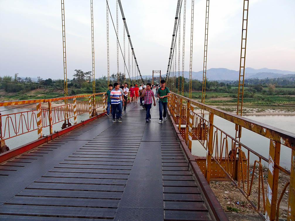 Khách du lịch đi trên cầu treo Kon Tum