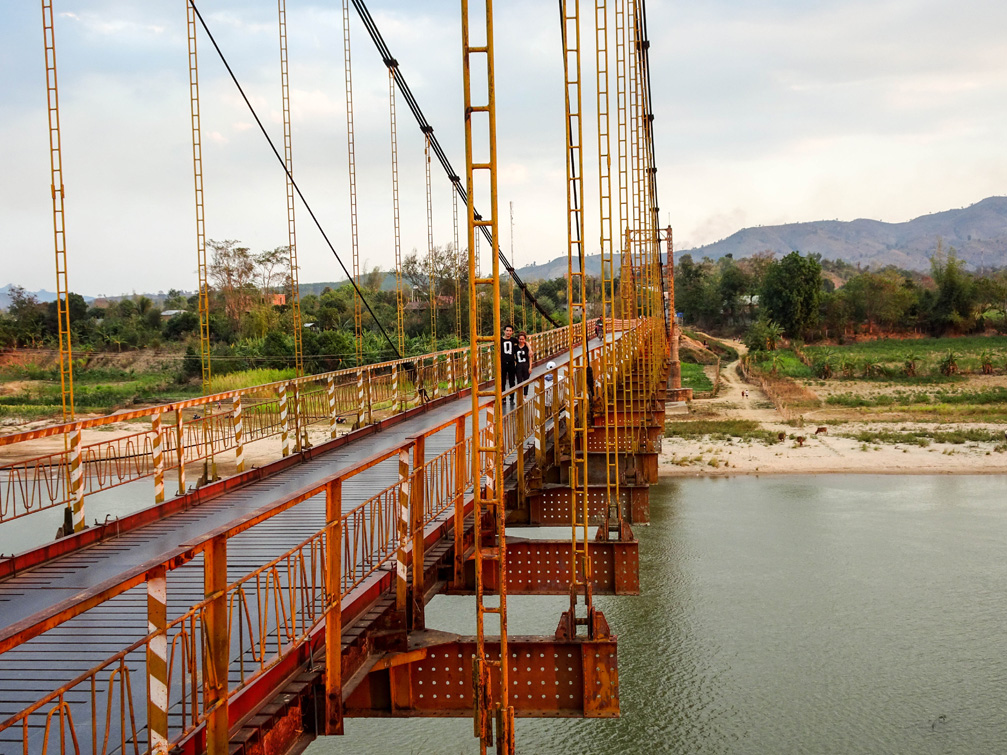 Cây cầu được xây dựng hoàn toàn bằng sắt thép rất kiên cố và vững chắc, sơn màu vàng, được bảo dưỡng, bảo trì sửa chữa theo định kỳ