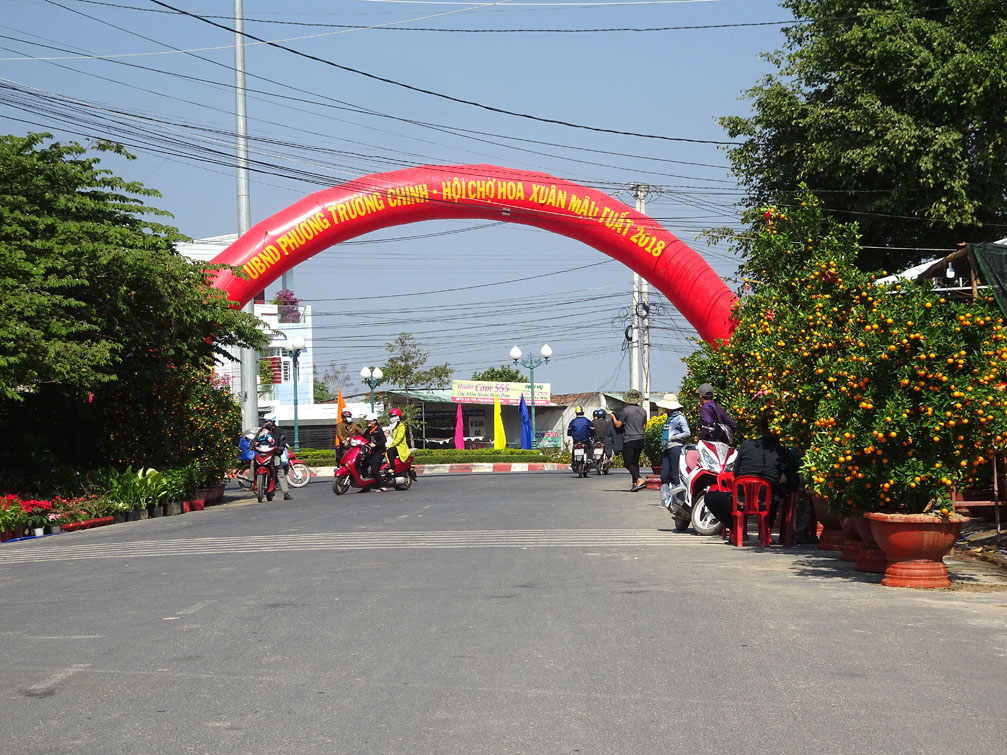 Cổng hội chợ hoa xuân tại bùng binh Đắk Cấm, đường Trần Phú nối dài tp Kon Tum