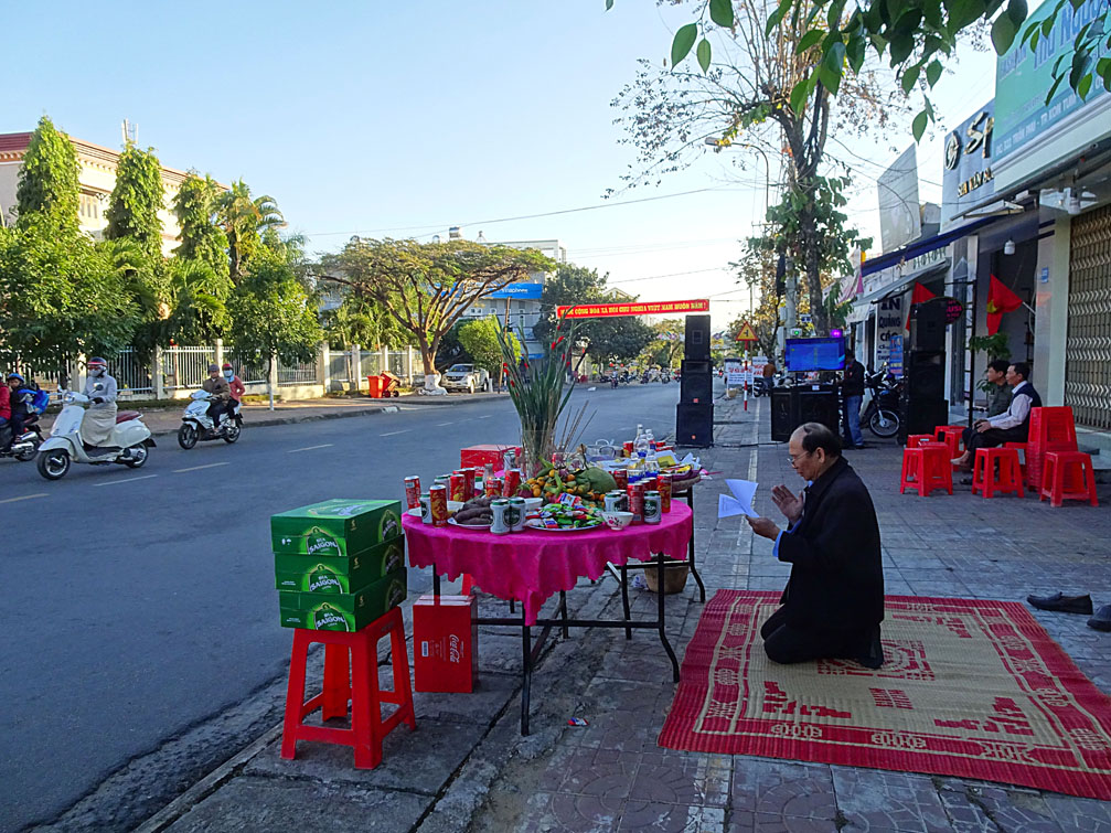 Cúng tất niên xóm, đường Trần Phú tp Kon Tum