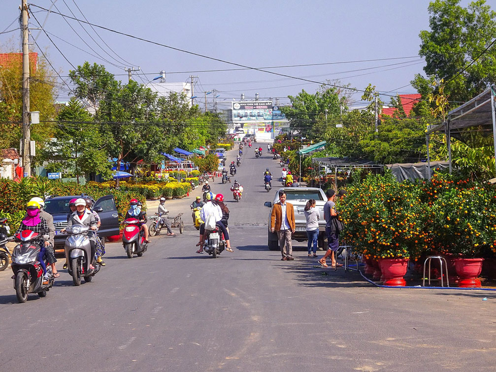   Chợ hoa xuân đường Trần Phú nối dài tp Kon Tum