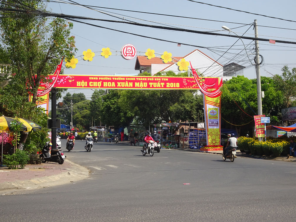 Cổng chào chợ hoa xuân tp Kon Tum 