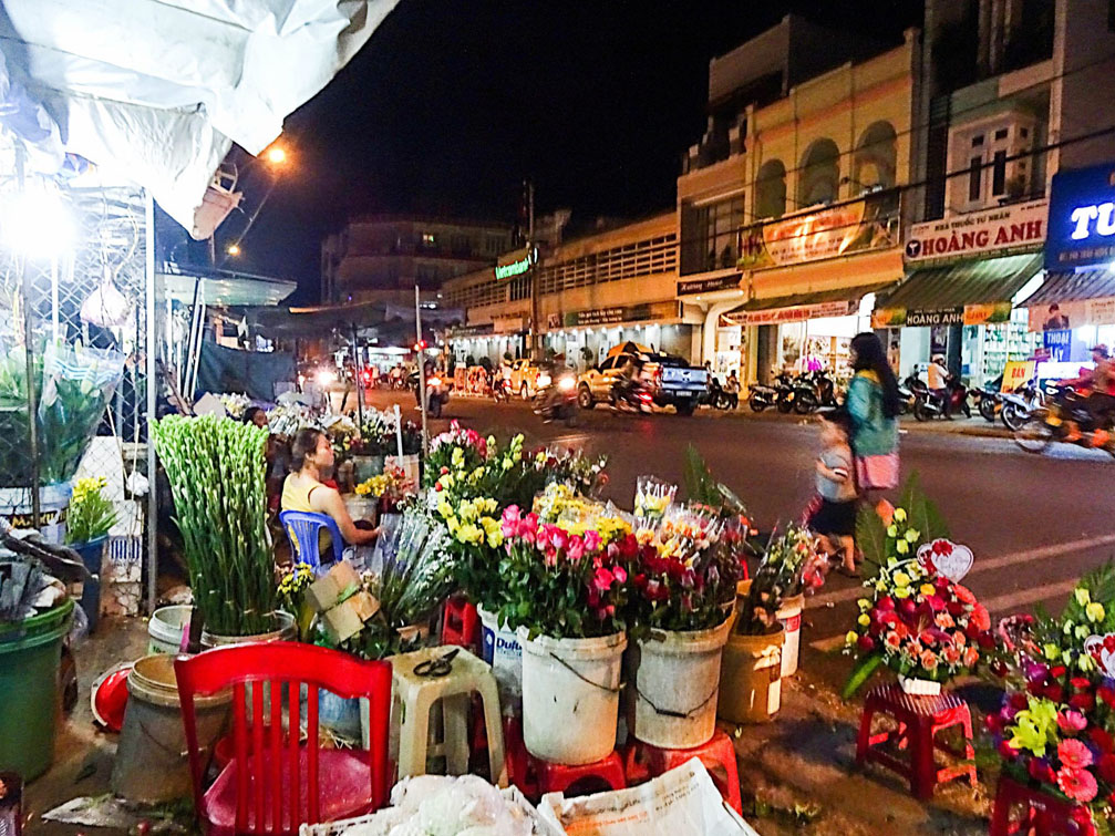 Chợ Hoa đêm thành phố Kon Tum trên đường Trần Hung Đạo, Kon Tum