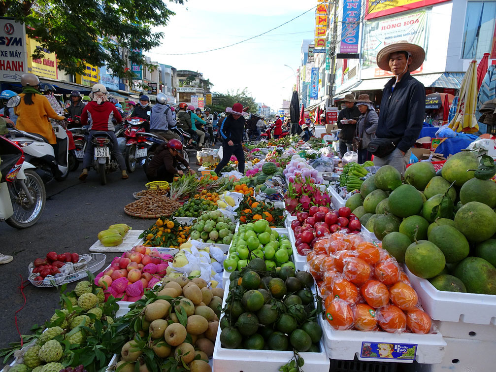 Trái cây ngày tết đường Lê Hồng Phong - Khu trung tâm thương mại tỉnh Kon Tum