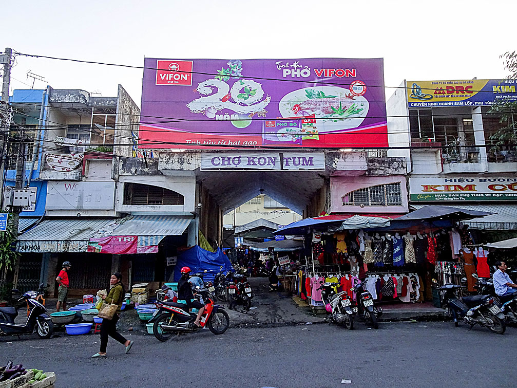 Chợ Kon Tum bên mặt đường Hoàng Văn Thụ thành phố Kon Tum tỉnh Kon Tum