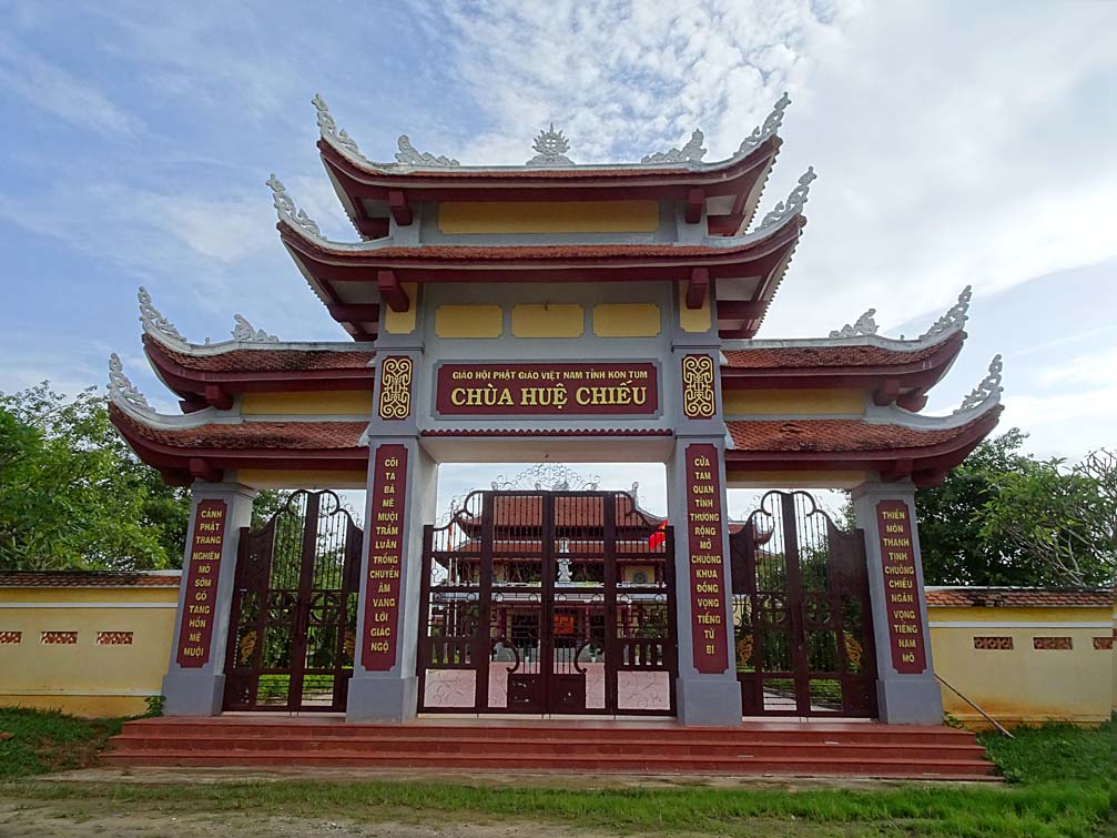 Kiến trúc cổng chùa Huệ Chiếu ở Kon Tum Việt nam