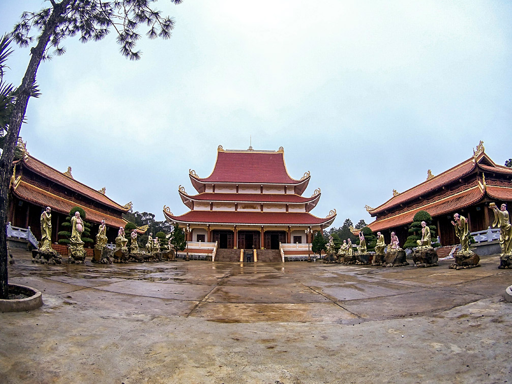 Sân chùa Khánh Lâm Kon Tum Vietnam photo pagoda Buddhist temple