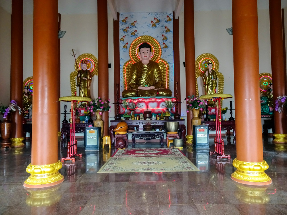 Chánh điện trang trí bên trong khu thờ cúng chùa Khánh Lâm Kon Tum