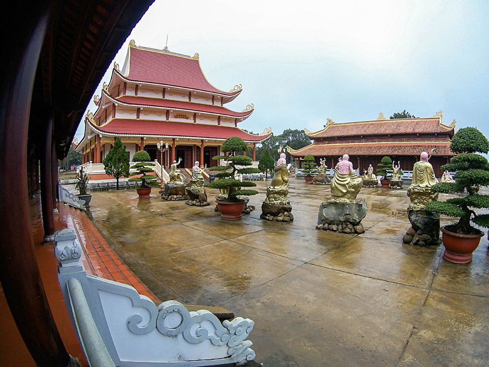 Hình ảnh các bức tượng thập bát la hán chùa khánh Lâm, mái chùa 3 tầng trạm trổ hoa văn uốn lượn