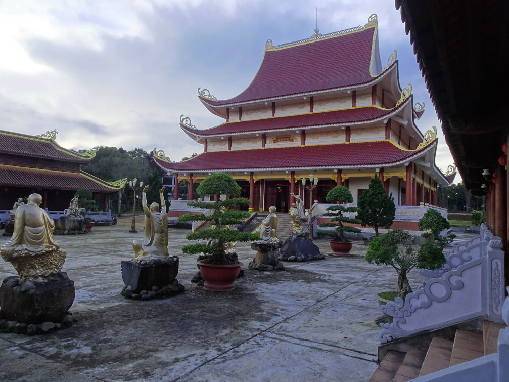 Hình ảnh sân chùa Khánh Lâm tại khu du lịch Măng Đen Kon Tum