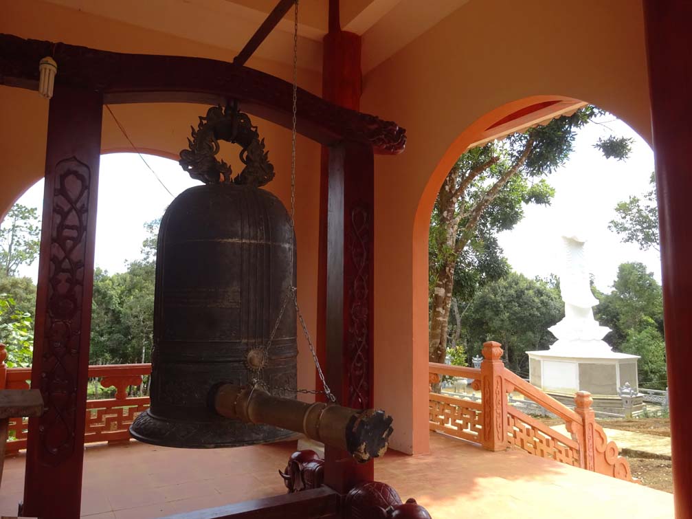 Hình ảnh chiếc chuông chùa Khánh Lâm Kon Tum