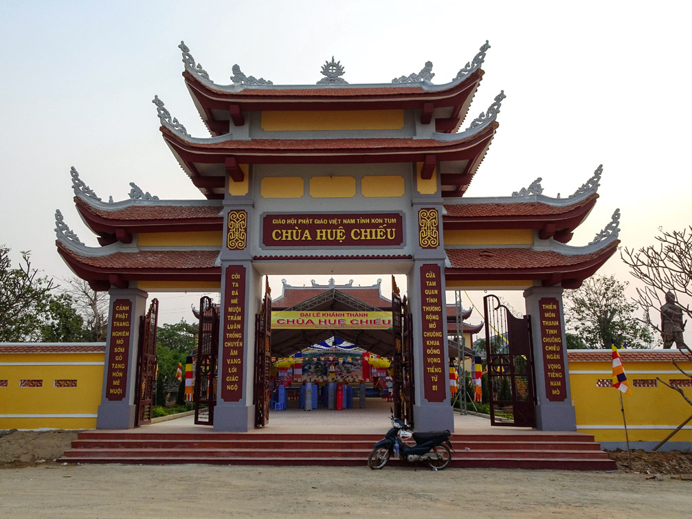 Kiến trúc cổng chùa Huệ Chiếu địa chỉ tổ 3 phường Ngô Mây, TP Kon Tum tỉnh Kon Tum