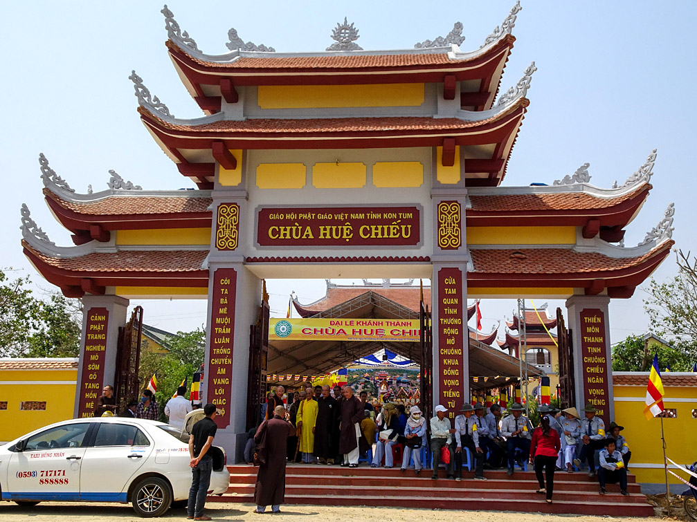 Cổng tam quan chùa Huệ Chiếu Kon Tum
