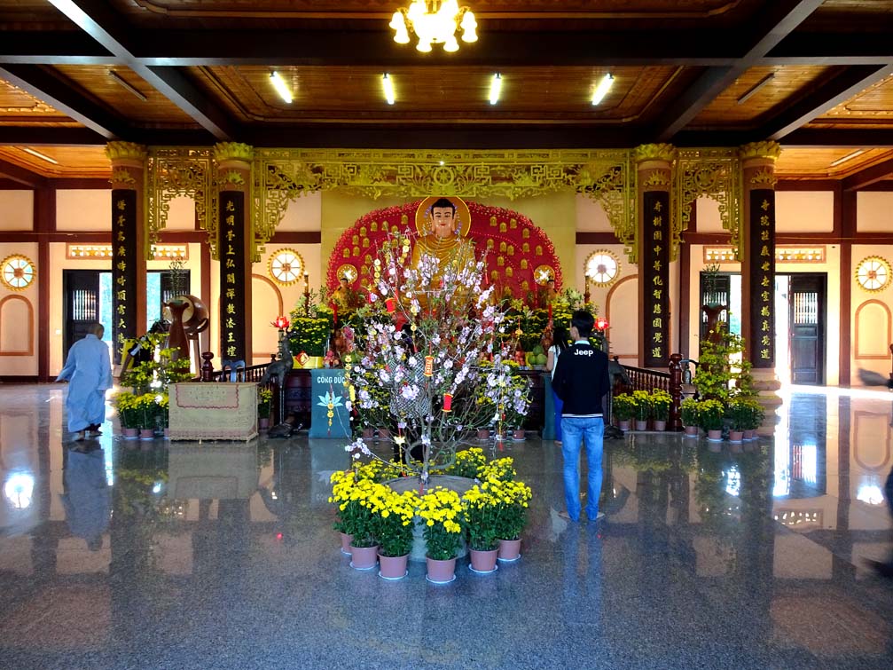 Bên trong chánh điện chùa Tháp Kỳ Quang